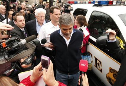 الإفراج عن جورج كلوني ووالده بعد اعتقالهما أمام السفارة السودانية في واشنطن